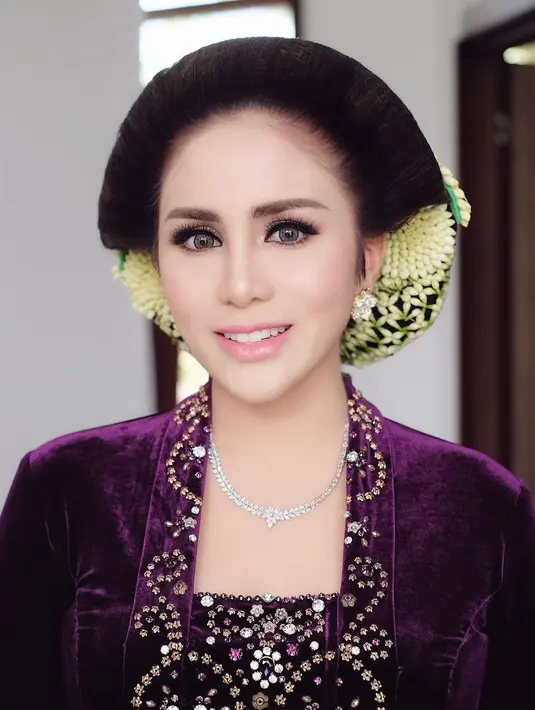 Pakai kebaya beludru warna ungu, Momo Geisha memukau di acara Tedak Siten buah hatinya pada Oktober 2019 lalu. Wajahnya dipoles oleh MUA Felicia Sasongko, tema makeup penyanyi dengan nama lengkap Narova Morina Sinaga ini ini sangat cocok dengan dirinya. Rambut yang ditata dengan sanggul sasakan, Momo Geisha semakin cantik dan memesona di acara prosesi penting sang anak. (Liputan6.com/IG/@therealmomogeisha)