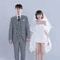 Pada potret lain, artis tersebut terlihat mengenakan gaun mini putih dengan detail rok balon yang apik dan veil bagai pengantin. Kemudian Yong Jun Hyung mengenakan setelan kotak-kotak dan kaus putih. [@hyunah_aa].