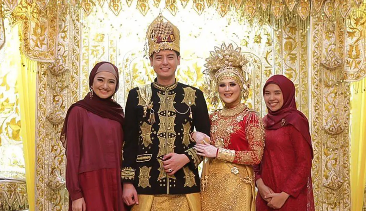 Serasinya warna hijab dan busana musilm membuat ia tampil cantik. Marcella bersahabat dengan Cut Meyriska. Mereka terlihat saling menyayangi bahkan ketika sebelum mualaf. (Liputan6.com/IG/@marcella_simon)