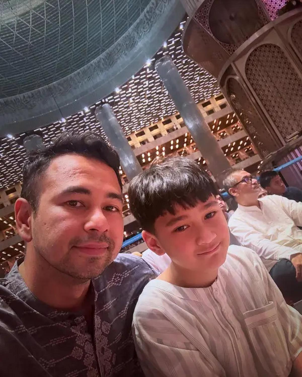 6 Potret Raffi Ahmad Itikaf di Masjid Istiqlal Ajak Nagita dan Rafathar, Bertemu Menteri Agama