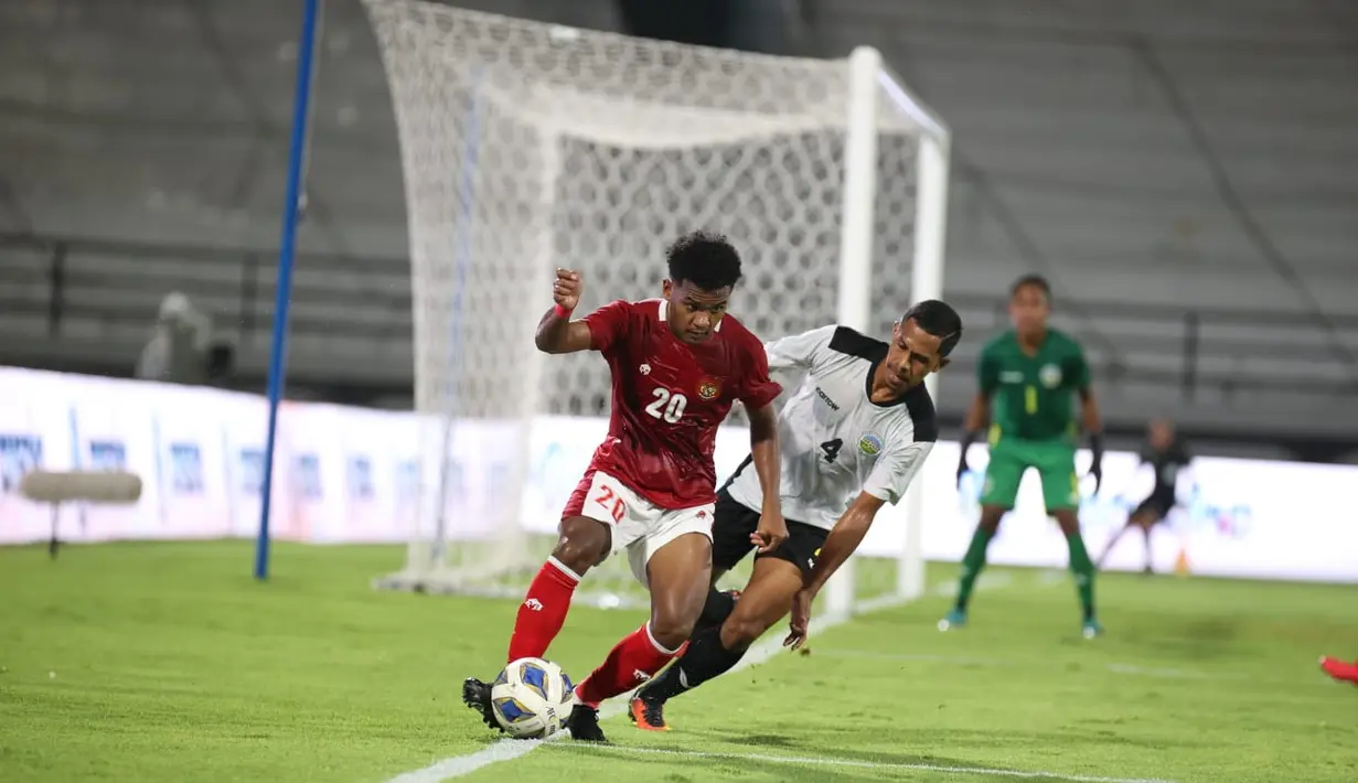 Gelandang Timnas Indonesia, Ramai Rumakiek mengontrol bola dari kawalan pemain Timor Lester, Jaimito Soares pada laga uji coba internasional di Stadion I Wayan Dipta Gianyar, Kamis (27/1/2022). Indonesia menang telak atas Timor Leste 4-1 (Dok Humas PSSI)