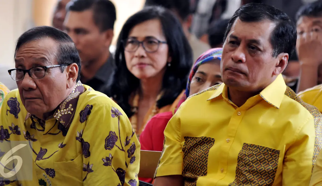 Ketua Dewan Pertimbangan Partai Golkar, Akbar Tanjung bersama Waketum PG, Nurdin Halid saat berada di PN Jakarta Utara, Jumat (24/7/2015). Hakim Lilik Mulyadi memutuskan, keabsahan kepengurusan Partai Golkar kubu Munas Bali. (Liputan6.com/Johan Tallo)