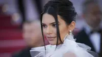 Di atas red carpet Festival Film Internasional Cannes 2018, Kendall Jenner melenggang dengan percaya diri dengan gaunnya yang tembus pandang (AP Photo)