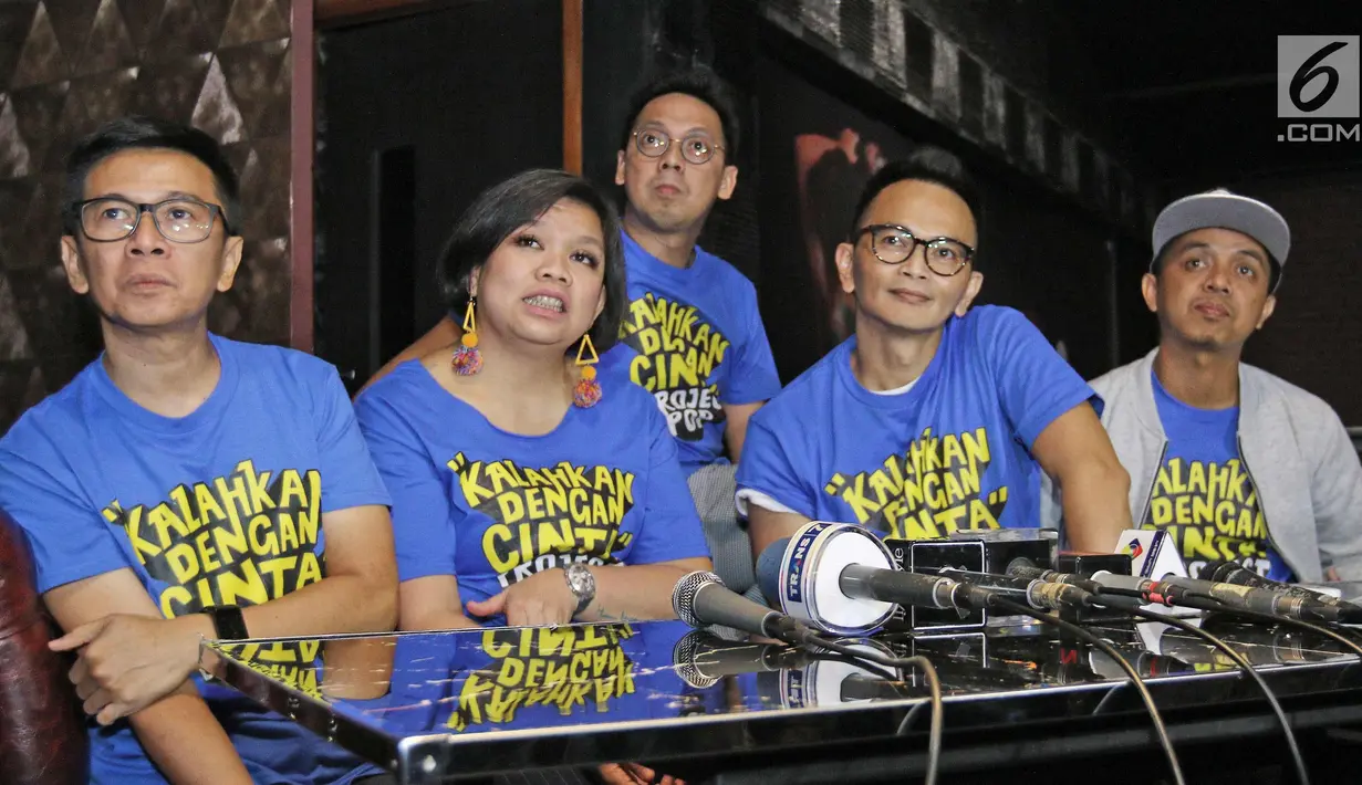 Para personil grup musik Project Pop saat jumpa pres singel terbaru Project Pop di kawasan Panglima Polim, Jakarta, Senin (13/11). Project Pop merilis singel terbarunya yang berjudul 'Kalahkan Dengan Cinta'. (Liputan6.com/Herman Zakharia)