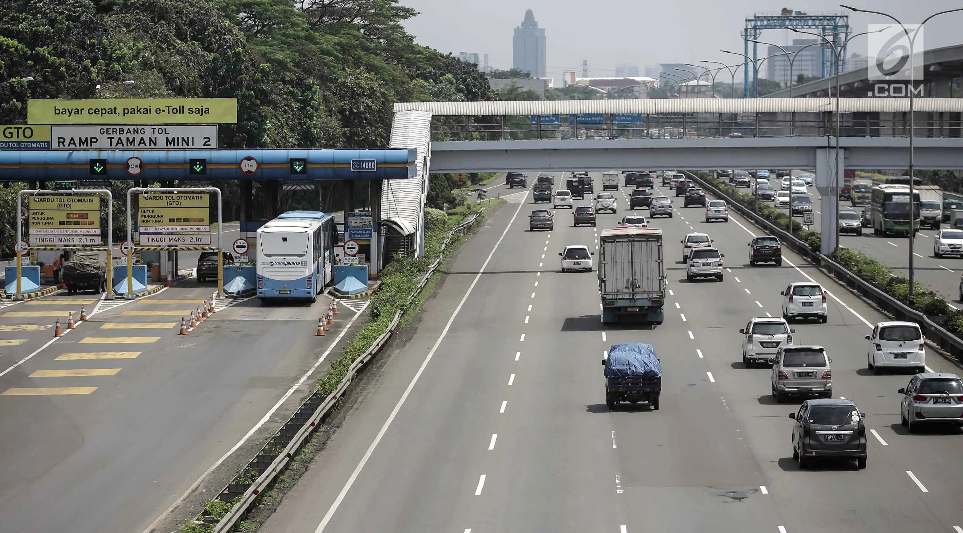 Suasana saat kendaraan roda empat melintas di Tol Jagorawi, Jakarta, Jumat (6/4). Aturan ganjil genap untuk ruas Tol Jagorawi akan berlaku di Pintu Tol Cibubur 2 arah Jakarta. (Liputan6.com/Faizal Fanani)