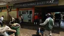 Aktivitas pembersihan sisa lumpur di RSUD dr Slamet akibat banjir bandang dari aliran sungai Cimanuk di Kabupaten Garut, Kamis (22/9). Sebagian besar pelayanan di RS itu terhenti, terutama yang berada di lantai satu (Liputan6.com/Johan Tallo)