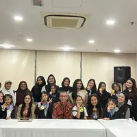 Koordinator Fungsi Pensosbud KBRI Kuala Lumpur, Bapak Wishnu Krisnamurthi, bersama Kepala Sekolah Indonesia Kuala Lumpur, Ibu Friny Napasti, S.Pd., M.Pd., menyambut hangat tim RAFA International Dance Studio dan para dancer muda Indonesia yang tengah mengukir prestasi melalui seni tari./copyright istimewa