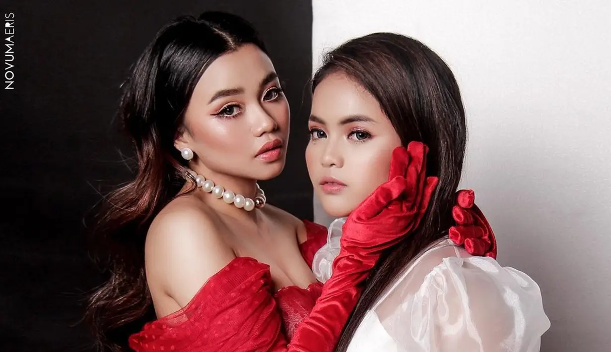 Ajang Dangdut Academy 4 tahun tahun 2017 mempertemukan Putri Isnari dan Aulia. Aulia berhasil menjadi juara ketiga, sedangkan Putri meraih juara kedua di D'Academy 4. Bertemu dalam ajang pencarian bakat dangdut, keduanya tak hanya dekat saat di panggung, tetapi juga di balik panggung. 5 tahun berlalu, keduanya masih sering bertemu, apalagi ketika sama-sama jadi bintang tamu suatu acara. Terpaut usia 6 tahun, keduanya dekat bak saudara. (Liputan6.com/IG/@da4_putri03)