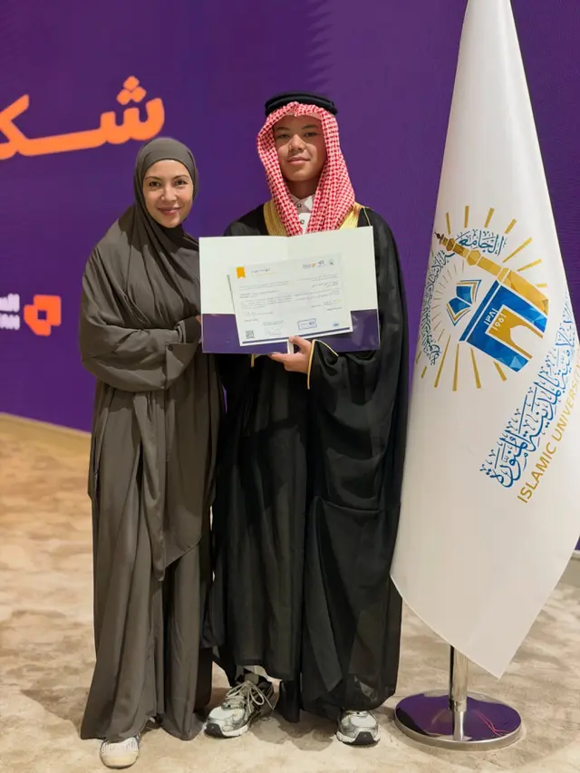 Ratna Galih dampingi Shelby wisuda (credit: instagram.com/ratnagalih)
