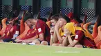 Suasana bench pemain Timnas Spanyol U-17 saat melawan Jerman U-17 pada babak perempat final Piala Dunia U-17 2023 di Jakarta International Stadium (JIS), Jumat (24/11/2023). Sejumlah Matador muda tampak kecewa dan menangis jelang babak kedua akan berakhir. (Bola.com/M Iqbal Ichsan)