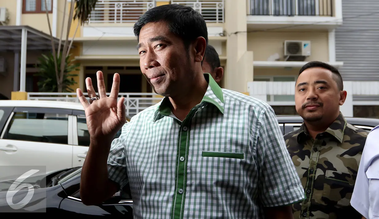 Politikus PPP, Abraham Lunggana tiba di kediaman Ketua Umum Partai Idaman, Rhoma Irama, Jakarta, Jumat (18/3). Lulung mengaku hanya ingin berbincang saja dengan Ketum Partai Idaman. (Liputan6.com/Gempur M Surya)