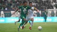 Pemain Persebaya, Catur Pamungkas berlari dikejar pemain Dewa United OJ Porteria pada lanjutan BRI Liga 1 2023/2024 hari Selasa (16/04/2024). (Aditya Wani/Bola.com)