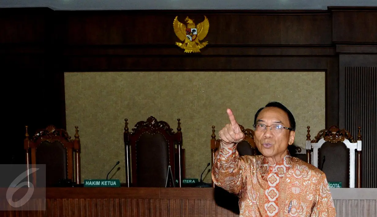 Mantan Menteri ESDM Jero Wacik  seusai menjalani sidang pemeriksaan terdakwa di Pengadilan Tipikor, Jakarta, Senin (11/1). Terdakwa perkara korupsi DOM itu ingin JK dihadirkan sebagai saksi meringankan dalam persidangan. (Liputan6.com/Helmi Afandi)