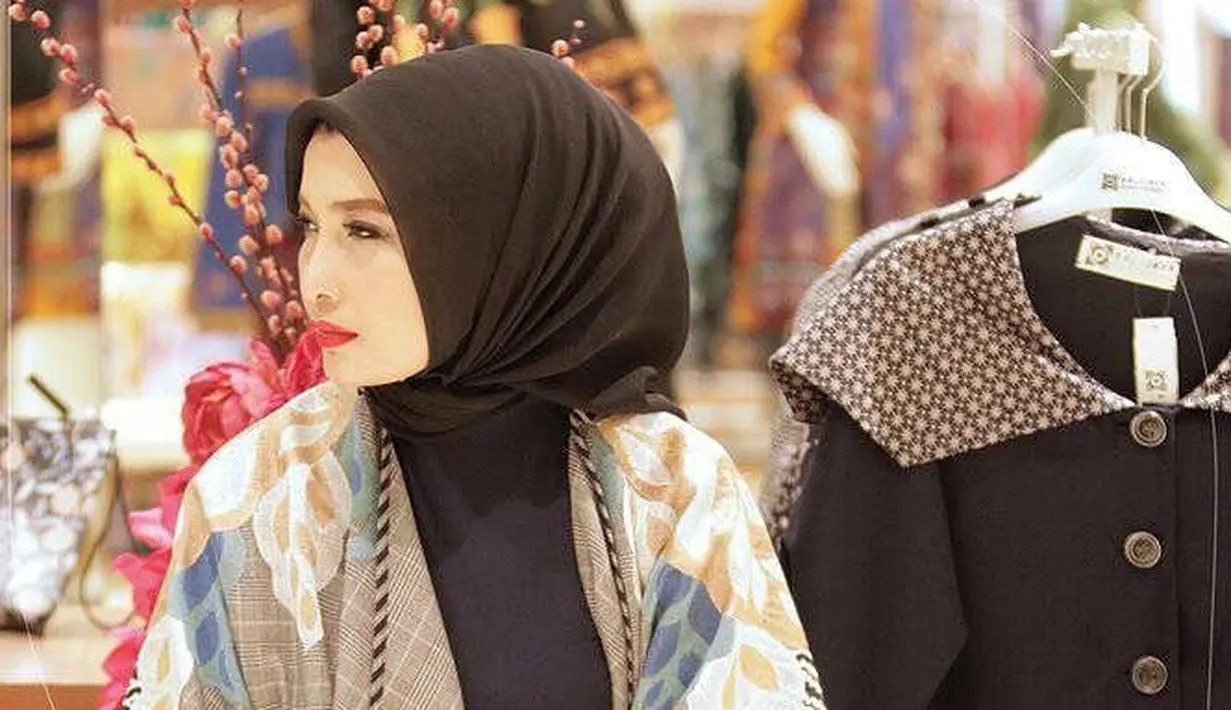 Wanita berusia 44 tahun ini memang selalu memerhatikan penaampilannya. Style fashion andalannya pun kerap menjadi inspirasi bagi para wanita berhijab. Seperti yang satu ini, tampilannya sangat elegan. (Instagram/arzetibi)