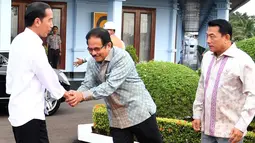 Presiden Joko Widodo didampingi Menteri ATR/Kepala Badan Pertanahan Nasional Sofyan Djalil dan Kepala Staf Kepresidenan Moeldoko sebelum bertolak ke Provinsi Lampung dari Lanud Halim Perdanakusuma, Jakarta, Minggu (21/1). (Foto: Biro Pers Setpres)