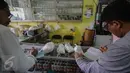 Petugas dari Dinas KUMKMP DKI Jakarta mendata di toko kimia di kawasan Kramat, Jakarta, Kamis (19/4). Kegiatan tersebut dilakukan untuk mendata bahan kimia yang beredar di masyarakat. (Liputan6.com/Faizal Fanani)