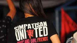 Seorang wanita memakai kaos yang bertuliskan Simpatisan United saat menghadiri acara Ulang tahun ke-3 Simpatisan United di Hall A Senayan, Jakarta, Sabtu (20/12/2014). (Liputan6.com/Faisal R Syam)