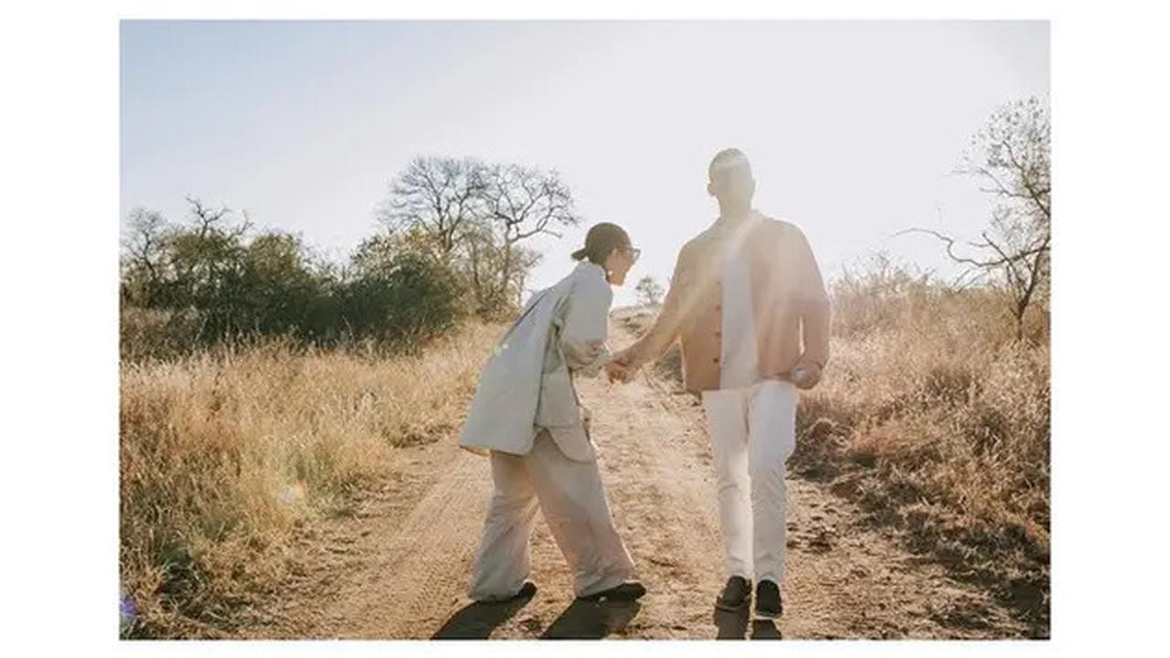 6 Potret Romantis Darma Mangkuluhur Lamar Patricia Schuldtz di Tengah Savana Afrika