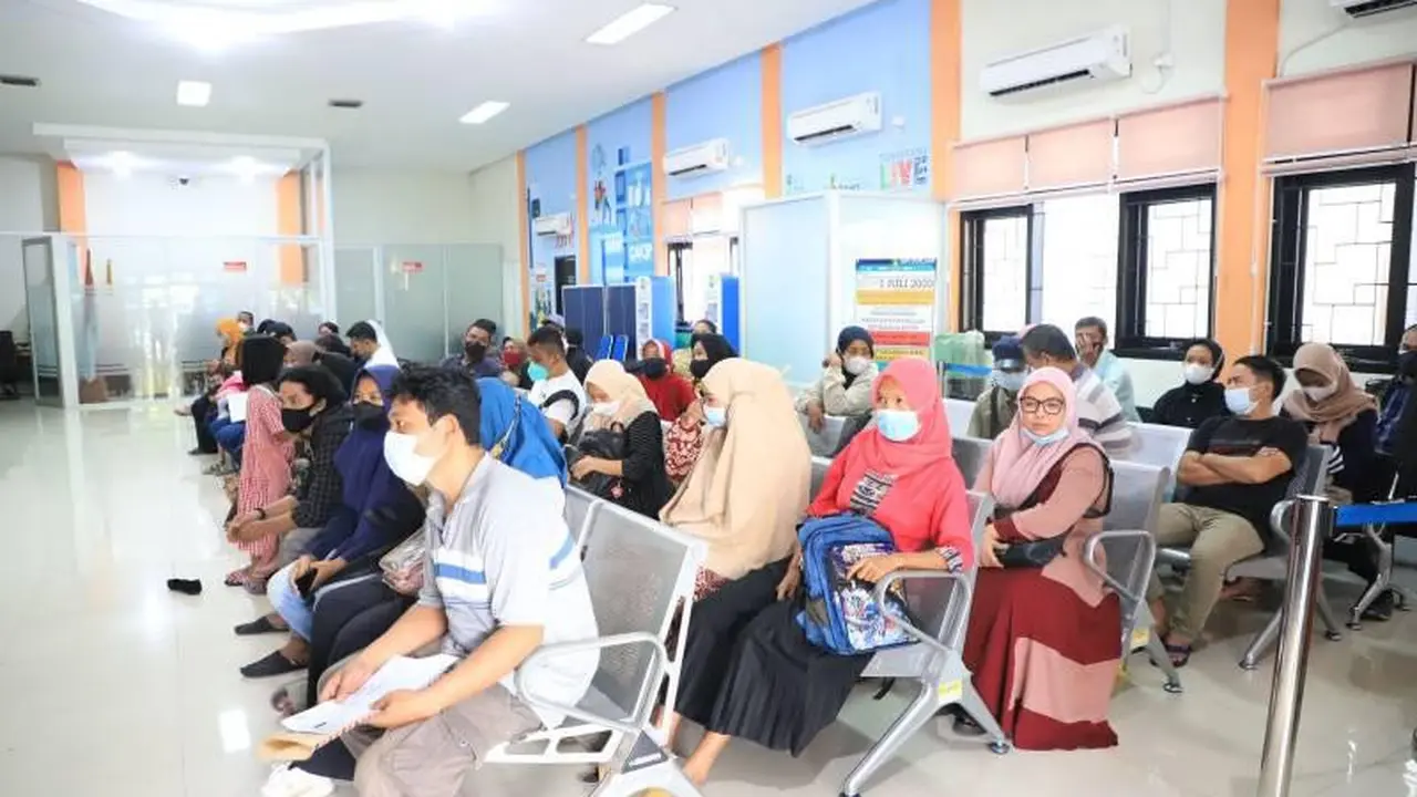Warga tengah mengurus data kependudukan di Disdukcapil Kota Tangerang, Banten.