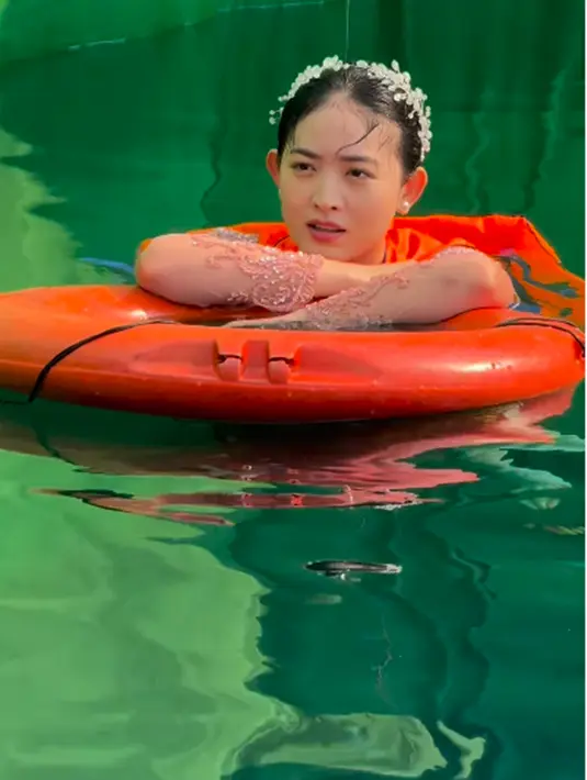 Banyak yang mengira Natasha Wilona syuting di laut, karena adegan ini adalah adegan Wilona tenggelam di laut. Namun faktanya adegan tersebut diambil dengan berlatar green screen. Wara wiri di dunia seni peran sejak 2008 ketika usianya 10 tahun, kepiawaian Natasha Wilona dalam berakting tak perlu diragukan lagi. Wilona sudah raih beragam penghargaan sepanjang kariernya. (Liputan6.com/IG/@natashawilona12)