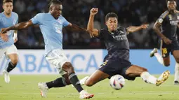 Pemain Real Madrid, Jude Bellingham, melakukan selebrasi setelah mencetak gol ke gawang Celta Vigo pada laga Liga Spanyol di Stadion The Balaidos, Sabtu (26/8/2023). Madrid menang dengan skor tipis 1-0. (AP Photo/Lalo R. Villar)