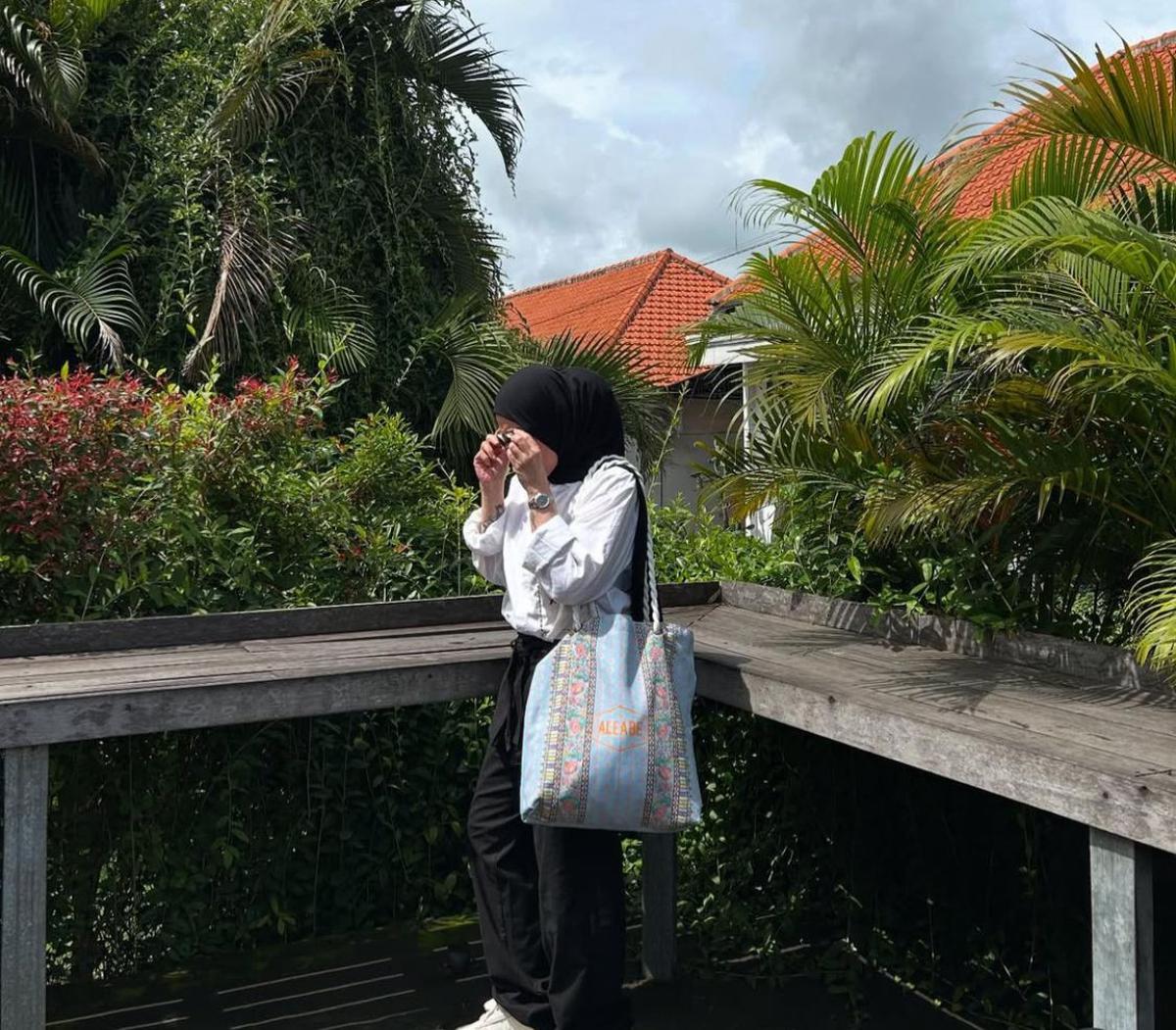 Pesona Melly Goeslaw di Usia 51 Tahun, Netizen Terpukau dengan Gaya Modisnya