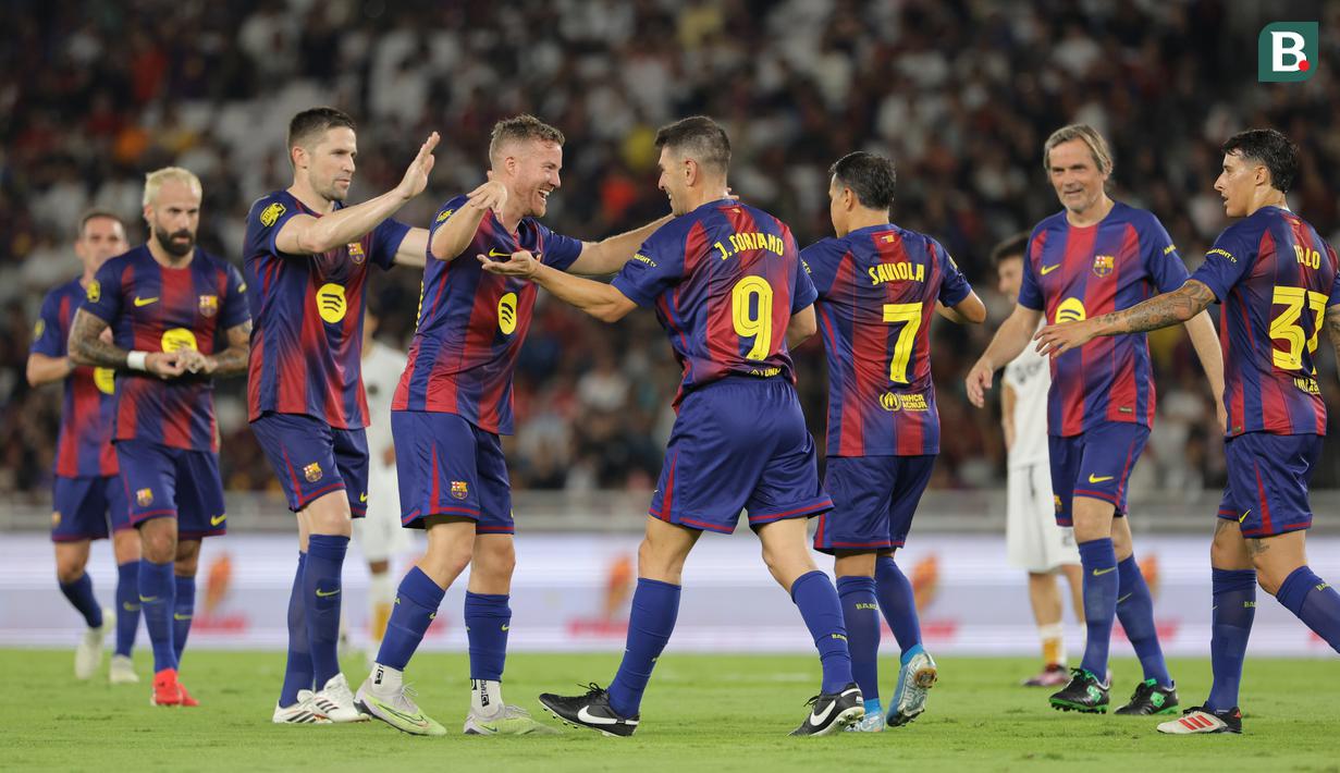 Pemain Barcelona Legends merayakan gol yang dicetak Javier Soriano dalam laga Clash of Legends di Stadion Utama Gelora Bung Karno (SUGBK), Senayan, Jakarta, Sabtu (18/04/2026). (Bola.com/Bagaskara Lazuardi)