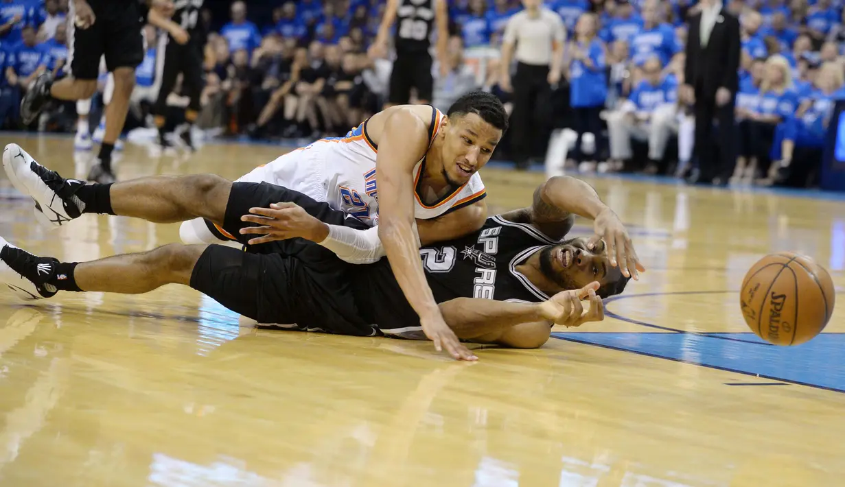 Pebasket OKC Thunder, Andre Roberson (21) berebut bola dengan Pebasket Spurs, Kawhi Leonard (2) saat terjatuh pada laga NBA Playoffs game ke-6 semifinal wilayah barat di Chesapeake Energy Arena,Oklahoma City, (12/5/2016). (Mark D. Smith-USA TODAY Sports)