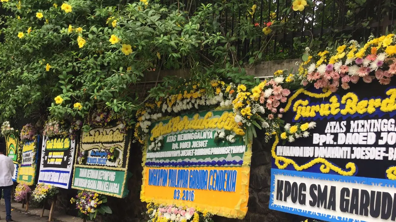 Bunga duka cita atas meninggalnya Daoed Joesoef berdatangan ke rumah duka