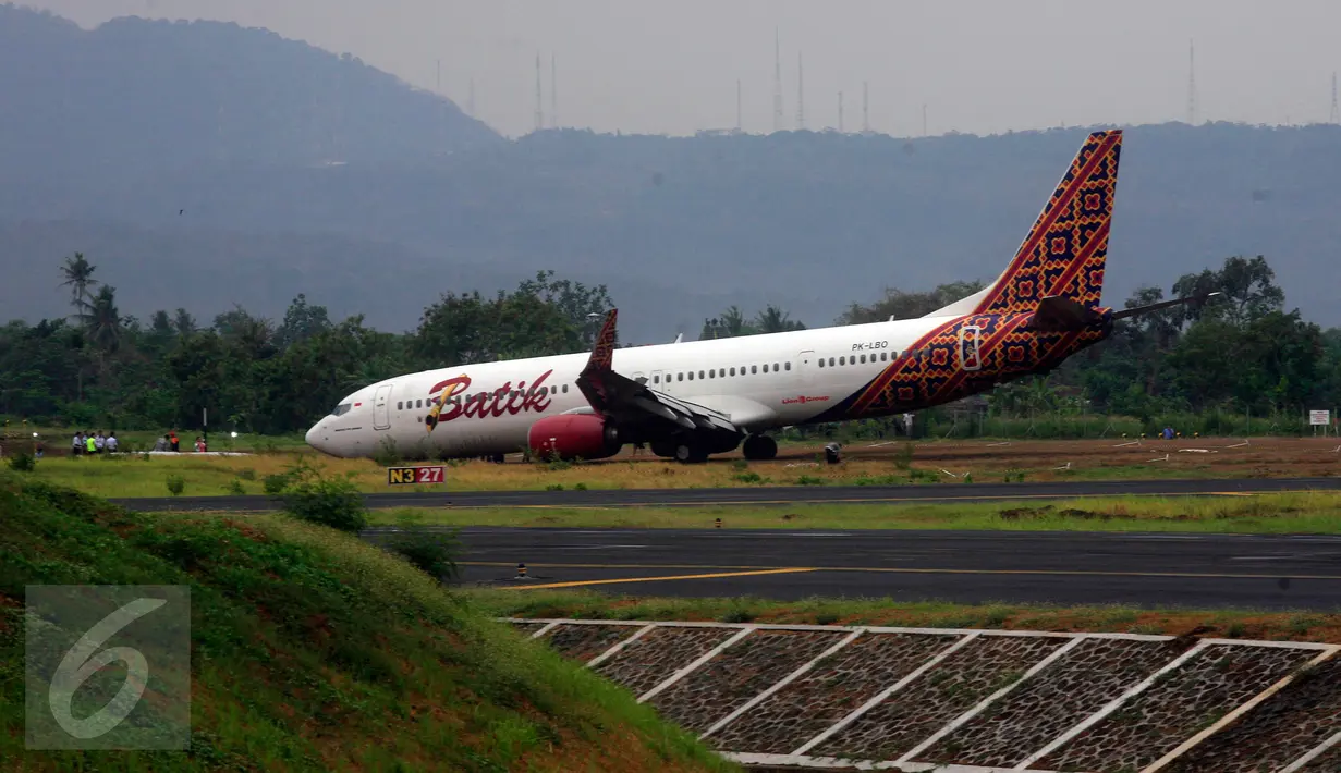 Pesawat batik Air yang tergelincir di Bandara Adisucipto di Yogyakarta, Jumat (6/11/2015). Pesawat mengangkut 161 penumpang.  (Boy Harjanto)