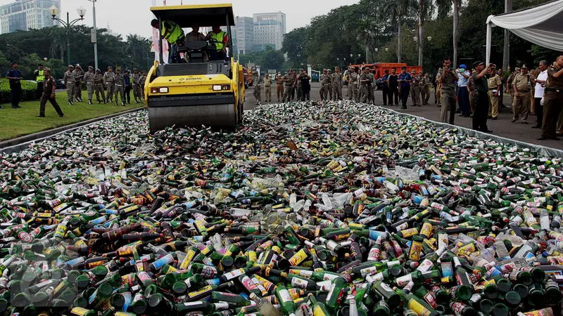 20160628-Wagub Djarot Musnahkan 19 Ribu Botol Miras di Monas-Jakarta