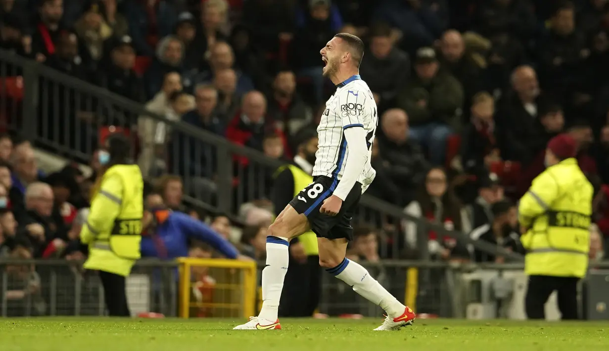 Bek Atalanta, Merih Demiral melakukan selebrasi setelah mencetak gol ke gawang Manchester United pada pertandingan lanjutan Liga Champions di Old Trafford, Inggris, Kamis (21/10/2021). MU menang tipis atas Atalanta 3-2. (AP Photo/Dave Thompson)