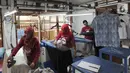 Pekerja menyetrika pakaian di Bogor Laundry, Sukasari, Bogor, Jawa Barat, Minggu (6/10/2019). Pemanfaatan energi gas bumi Perusahaan Gas Negara (PGN) dipakai oleh Bogor Laundry karena lebih efisien, aman, hemat, dan ramah lingkungan. (merdeka.com/Arie Basuki)