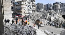 Kompleks bangunan apartemen sisa perang Suriah di Aleppo roboh, menyebabkan 11 orang tewas (AFP/George Ourfalian)
