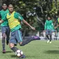 Pemain Timnas Indonesia U-19, Hanis Saghara, berusaha melepas tendangan saat latihan di Lapangan ABC Senayan, Senin (19/2/2018). Pemusatan latihan Timnas Indonesia akan digelar selama satu pekan, yakni 18-25 Februari 2018. (Bola.com/Vitalis Yogi Trisna)