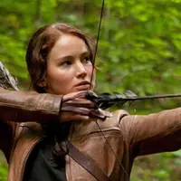 Jennifer Lawrence sebagai Katniss Everdeen