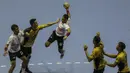 Atlet bola tangan Indonesia, Gilang Wiguna, berusaha memasukan bola saat melawan Hongkong pada laga Grup C Asian Games di GOR Popki, Jakarta Timur, Senin (13/8/2018). Indonesia kalah 17-40 atas Hongkong. (Bola.com/Vitalis Yogi Trisna)