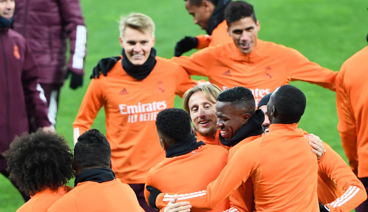 Gelandang Real Madrid, Luka Modric (tengah), dan rekan-rekannya mengikuti games dalam sesi latihan di Olympiyskiy Stadium, Kiev, Senin (30/11/2020), jelang laga matchday ke-5 Grup B Liga Champions 2020/21 menghadapi tuan rumah Shakhtar Donetsk, Selasa (1/12/2020). (AFP/Sergei Supinsky)