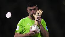 Kiper terbaik Piala Dunia 2022 jatuh ke tangan Emiliano Martinez. Penjaga gawang asal Aston Villa itu membukukan tiga clean sheet dan delapan kali kebobolan dari tujuh partai. (AP Photo/Manu Fernandez)