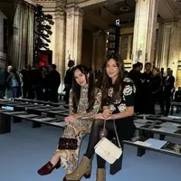 Beby Tsabina dan Mikha Tambayong menghadiri Tory Burch F/W23 fashion show di NYFW. [@miktambayong/@bebytsabina].