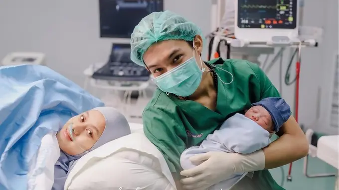 Keluarga Kecil Dinda Hauw dan Rey Mbayang