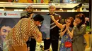 Perancang busana Ivan Gunawan secara simbolis menandatangi bukunya 'Aku Berkarya Dengan Cinta' pada acara peluncuran di Jakarta, Rabu (11/11). Ivan merilis buku untuk memperingati 10 tahun karirnya di bidang fashion. (Liputan6.com/Faisal R Syam)