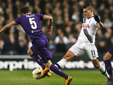 Gelandang Tottenham Hotspur, Erik Lamela (tengah) berusaha melewati dua pemain Fiorentina pada leg kedua babak 32 besar Liga Europa di White Hart Lane, London, Inggris (26/2). Tottenham menang atas Fiorentina dengan skor 3-0. (Reuters/Matius Childs)