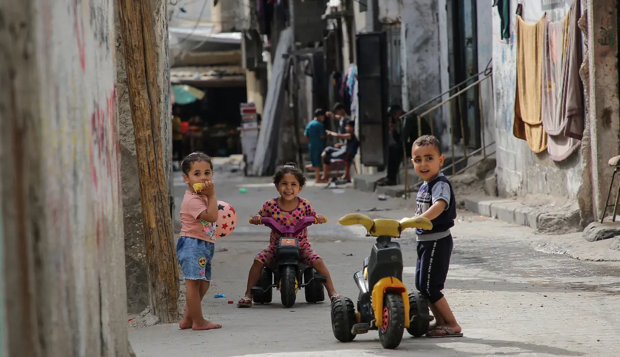 Anak-anak Palestina tampak bermain di kamp pengungsi Shati di Gaza City, Palestina, pada 7 Juni 2020. Kamp pengungsi Al-Shati tersebut merupakan tempat hampir 86.000 warga Palestina hidup berdekatan satu sama lain. (Xinhua/Rizek Abdeljawad)