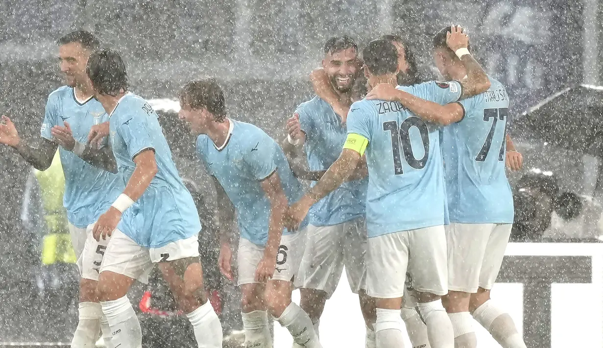 Pemain Lazio merayakan gol ke gawang Nice yang dicetak oleh Taty Castellanos pada laga Liga Europa 2024/2025 yang berlangsung di Olympic Stadium, Roma, Italia, Jumat (04/10/2024) dini hari WIB. (AP Photo/Andrew Medichini)