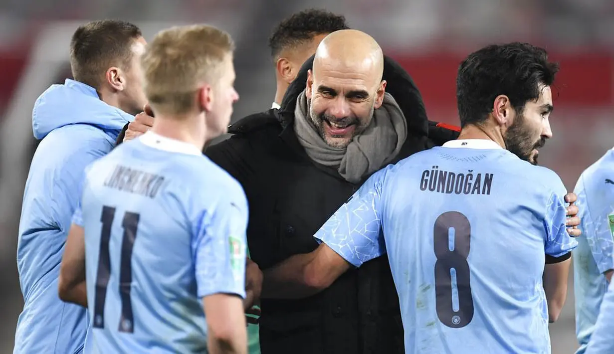 Pelatih Manchester City, Pep Guardiola, merayakan kemenangan atas Manchester United pada laga Piala Liga Inggris di Stadion Old Trafford, Rabu (6/1/2021). City menang dengan skor 2-0. (Peter Powell/Pool via AP)