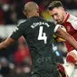 Bek Manchester City, Vincent Kompany berebut bola dengan gelandang Arsenal, Aaron Ramsey pada laga pekan ke-28 Premier League di Emirates Stadium,  Jumat (2/3). Manchester City mempermalukan Arsenal dengan skor telak 3-0. (Glyn KIRK/AFP)