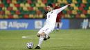Pemain Italia Stefano Sensi mencetak gol ke gawang Lithuania pada pertandingan Grup C kualifikasi Piala Dunia 2022 di Stadion LFF, Vilnius, Lithuania, Rabu (31/3/2021). Italia menang 2-0. (AP Photo/Mindaugas Kulbis)