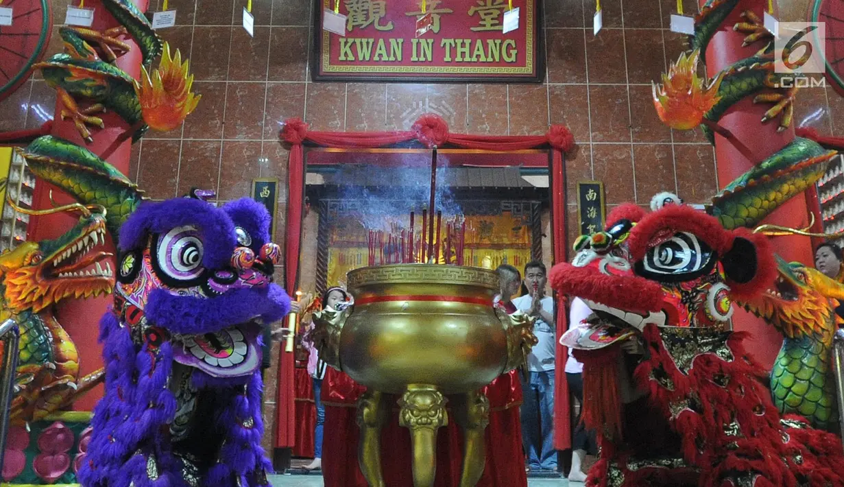 Barongsai melakukan persembahyangan di Vihara Kwan In Thang, Pondok Cabe, Tangsel, Banten, Senin (4/2). Sembahyang jelang Tahun Baru Imlek 2570 juga untuk pengharapan kehidupan lebih baik di tahun Babi Tanah mendatang. (Merdeka.com/Arie Basuki)