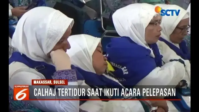 Diduga kelelahan, sebagian jemaah calon haji Kloter 1 Makassar tertidur saat mengikuti acara pelepasan.